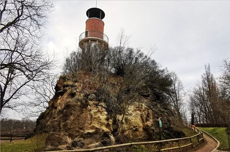 Geotop Hoher Stein Dresden-Plauen, Felsen mit geologischem Aufschluss und Aussichtsturm