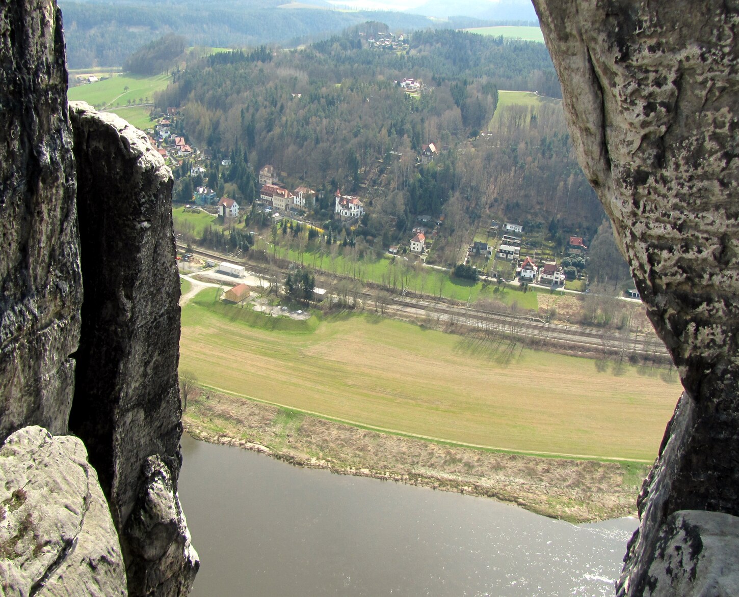 Blick vom Sandsteinfelsen der Bastei auf die Siedlung Rathen, Arbeitsgebiet des Staatlichen geologischen Dienstes von Sachsen