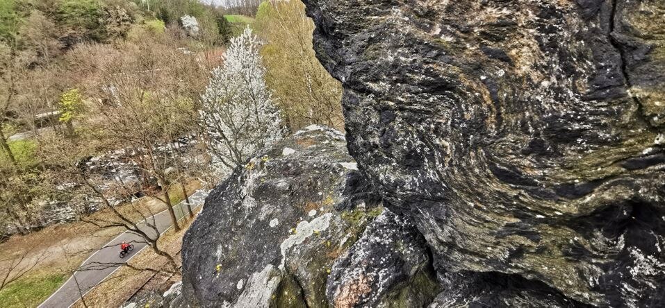 Blick vom Schreckenstein ins Tal der Chemnitz. Im Vordergrund steht der Cordierit-Gneis an, dessen Foliation verfaltet ist.