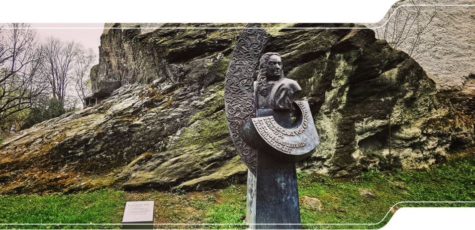 Glimmerschieferaufschluss an der Burg Rabenstein mit Denkmal für Carlowitz