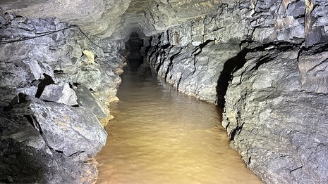 unterirdisches Wasser in einem Bergwerksstollen