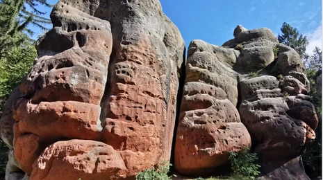 Felsen mit wasserdurchlässiger Klüftung Felsen mit wasserdurchlässiger Klüftung