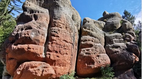 Felsen mit wasserdurchlässiger Klüftung