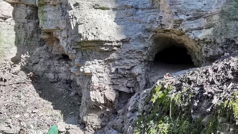 Karsthöhle im Plattendolomit