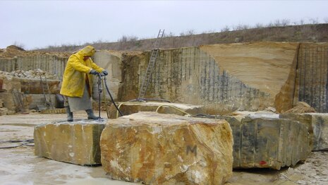 Natursteingewinnung in einem Steinbruch